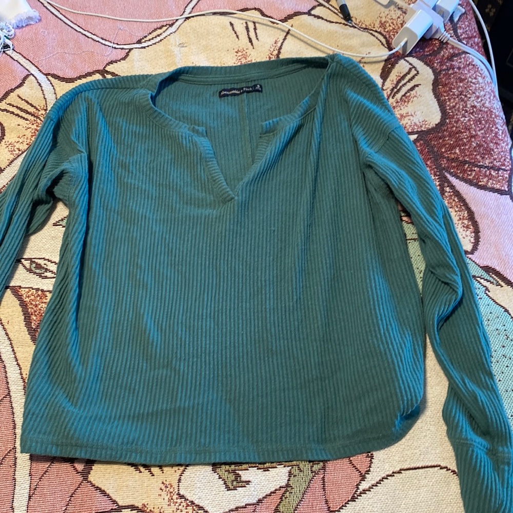green n neck long sleeve